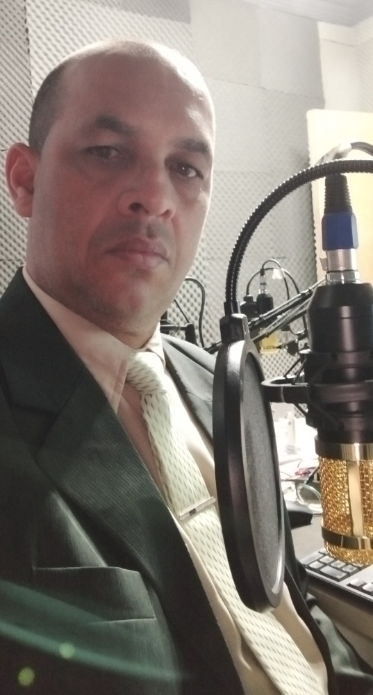 Victor Silva é o idealizador, diretor e fundador da Rádio Boas Novas Trindade, um projeto que nasceu de sua visão, dedicação e profundo compromisso com a obra de Deus. Desde a fundação da emissora, Victor tem se destacado como um líder determinado, sempre guiado pela missão de levar esperança, fé e conteúdo edificante aos lares da região e além.